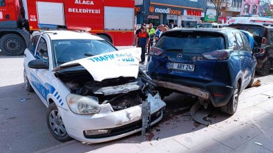 Çorum'da Kontrolden Çikan Cip Polis Otosuna Çarpti Açiklamasi 2'Si Polis 3 Yarali