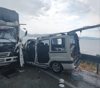 Isparta'da Kamyon Ile Hafif Ticari Araç Çarpisti Açiklamasi 1'I Agir 5 Yarali