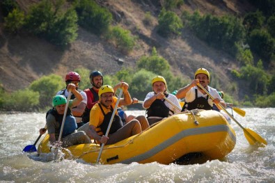 Vali Ali Çelik, Zap Suyu'nda Gençlerle Rafting Yapti