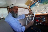 Adnan Menderes'in Korumasinin Kullandigi Otomobile Gözü Gibi Bakiyor