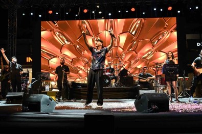 Festivalin Son Gününde Ispartalilar Sarkici Altay'la Doyasiya Eglendi