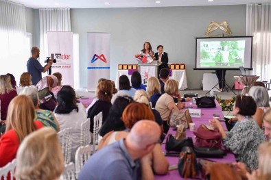 Mersin'de Kadin Muhtarlara Plaket Verildi