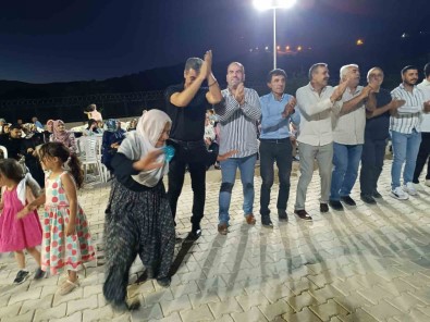 83 Yasindaki Serife Nene, Bitmeyen Enerjisiyle 2 Saat Halay Çekti
