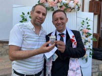 Gelin Ve Damada Taki Olarak Safran Takildi