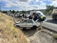 Sivas'ta Otomobil Devrildi Açiklamasi 1 Ölü, 4 Yarali