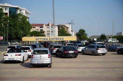 Avrupa'dan Gelen Gurbetçiler Vatan Topragina Ayak Basti