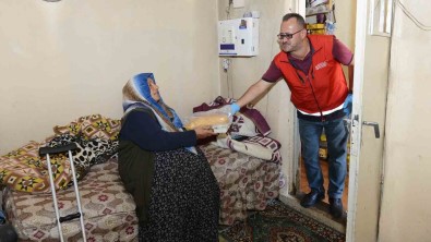 Evlerinde Yalniz Yasayan Yaslilarin Yemekleri Karsilaniyor