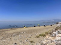 Kavurucu Sicaktan Bunalan Vatandaslar Kendilerini Akdeniz'in Serin Sularina Biraktilar