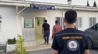 Polisin 'Dur' Ihtarina Uymayip Kaçan Otomobilde 5 Düzensiz Göçmen Yakalandi