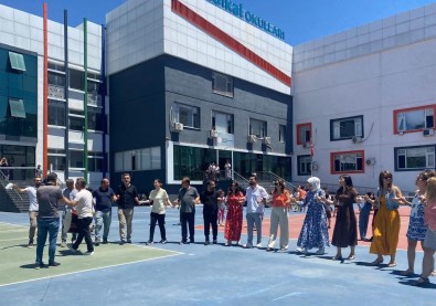 Radikal Okullari 500 Tam Puan Alan Ögrencinin Basarisini Davul Zurna Ile Kutladi