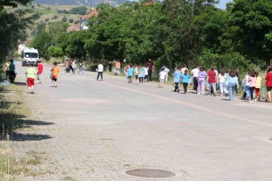 Ögrenciler 'Dünya Çevre Günü'nde Mahalleyi Temizledi