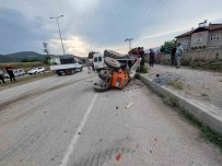 Sinop'ta Traktör Minibüsle Çarpisti Açiklamasi 1 Ölü, 1 Yarali