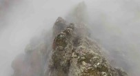 Sis Bulutlarinin Ardindaki Kayaliklari Mesken Tutan Dag Keçileri Mest Etti