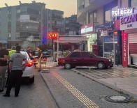 Söke'de Otomobil Eczaneye Girdi