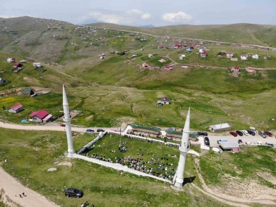 Üstü Açik Camide 563 Yildir Çimen Üzerinde Cuma Namazi Kiliniyor
