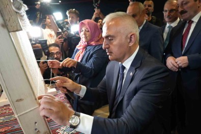 155 Bin Kisi Ilmek Ilmek Örecek, Ilk Ilmegi Bakan Ersoy Atti