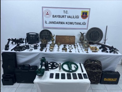 Bayburt'ta 43 Parçadan Olusan Tarihi Eserler Ile 13 Adet Sikke Ele Geçirildi