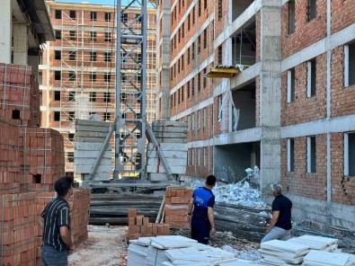 Bugün De Sinav Saatinde Insaatta Çalistilar