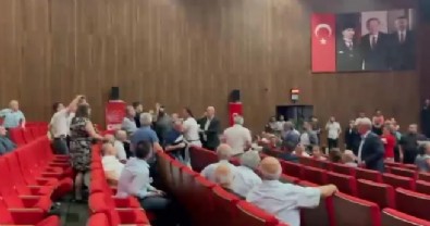 CHP Kocaeli toplantısında gergin anlar: Milletvekilinin kuzeni tehdit etti!