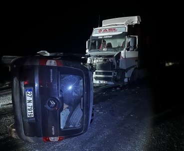 Mardin'de Tir Ile Hafif Ticari Araç Çarpisti Açiklamasi 2 Yarali