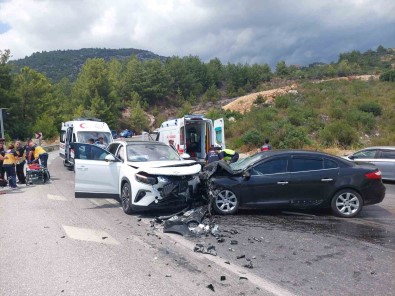 Antalya'da 2 Araç Kafa Kafaya Çarpisti Açiklamasi 7 Yarali