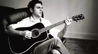 Gitarını rekor fiyata sattı!