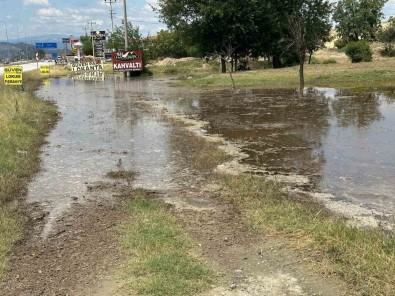 Karayolu Kenarindaki Menfez Islevini Yitirince Araziler Suyla Doldu