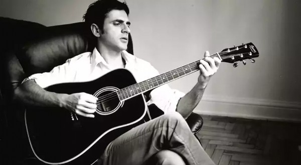 Gitarını rekor fiyata sattı!