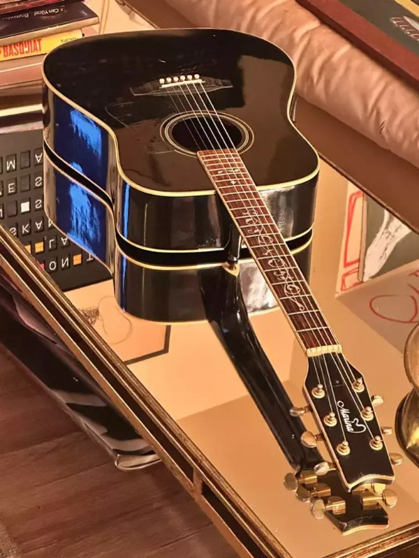 Gitarını rekor fiyata sattı!