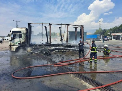 Amasya'da Tir, Akaryakit Istasyonunun Önünde Alev Alev Yandi