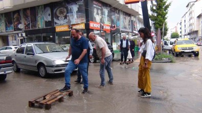 Kars'ta Caddeler Göle Döndü