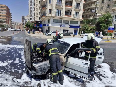 Mardin'de Seyir Halindeki Otomobil Yandi