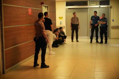 Polisin Dur Ihtarina Uymayan Araçta, Irakli 4 Kaçak Göçmen Ve 1 Göçmen Kaçakçisi Yakalandi