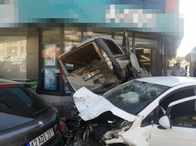 Isparta'da Araçlar Birbirine Girdi, Ortalik Savas Alanina Döndü Açiklamasi 3 Yarali