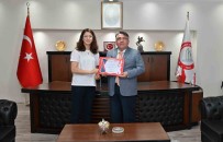 Rektör Özölçer'den Avrupa Sampiyonu Basanci'ya Tesekkür Belgesi