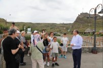 Kars Valisi Turistlere Rehberlik Yapti Haberi