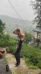 Rize'de Sicaktan Bunalan Genç Yagmur Altinda Dus Aldi