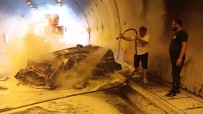 Tünelde Kaza Yapan Otomobil Alev Topuna Döndü Açiklamasi 2 Yarali Haberi
