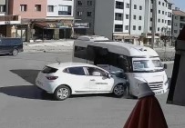 Elazig'da Otomobil Ile Minibüsün Çarpisma Ani Kameralara Yansidi