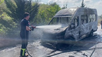 Elektrik Aksaminda Çikan Yangin Minibüsü Küle Çevirdi