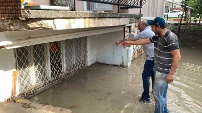 Karaman'da Saganak Sele Neden Oldu, 2 Kisi Canini Zor Kurtardi