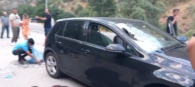 Kayanin Düstügü Araçta Agir Yaralanan Genç, Hayata Tutunamadi