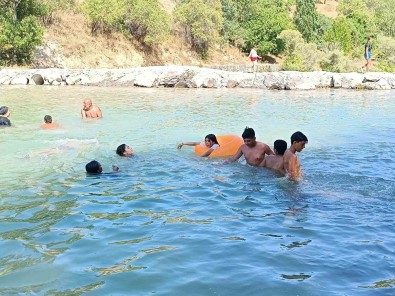 Termometreler 33 Dereceyi Gösterdi, Sicaktan Bunalanlar Tagar Çayi'na Akin Etti