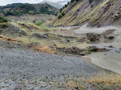Tunceli'de Saganak Sel Neden Oldu, O Anlar Kamerada