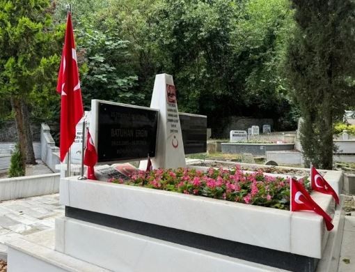 İBB’den 15 Temmuz şehidi Batuhan Ergin'in babasına Türk bayrağı ayıbı: Görevimiz değil!