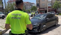 Aksaray'da Bir Sürücü Kaza Yapmamak Için Manevra Yapinca Kaldirima Çarpti Haberi