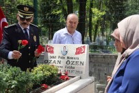 Hain Darbe Girisiminde Sehit Düsen Ozan Özen Mezari Basinda Anildi Açiklamasi 'Aci Artiyor, Eksilmiyor' Haberi