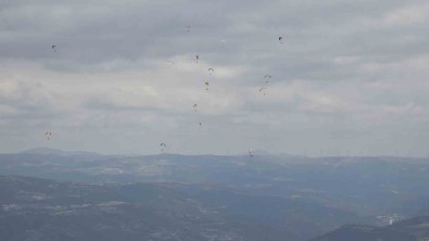 Tokat'ta Sporcular Uçarken, Vatandaslar Izlerken Heyecanlandi