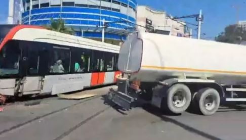 Güngören'de otomobil tramvaya çarptı!