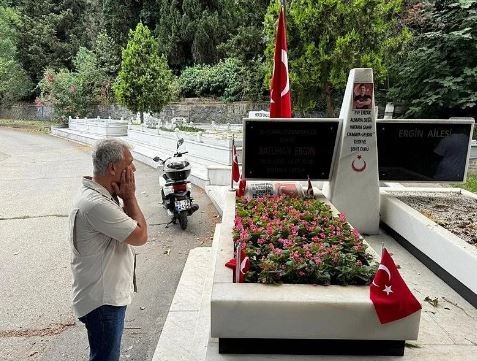 Şehit Batuhan Ergin'in babasından İBB'ye bayrak tepkisi: 'Bu arkadaşın Türklüğünden de şüphe ediyorum'